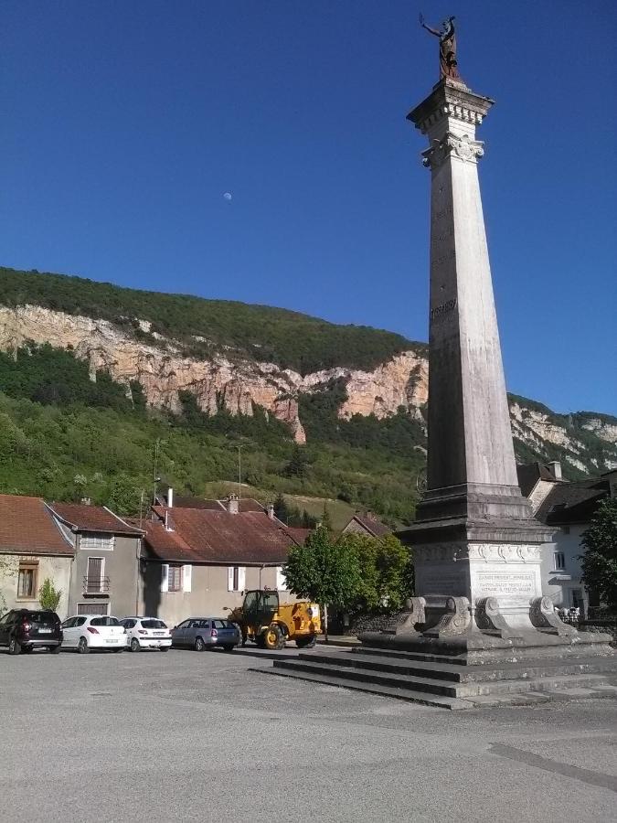 A Deux Pas Du Rheby Hotel Villebois Ngoại thất bức ảnh